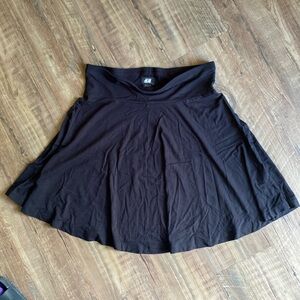 So soft black H&M flowy mini skirt wide waistband NEW med skater girl 2000’s